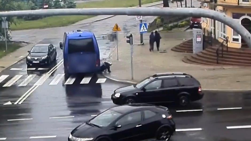 Zdjęcie z ruchliwego skrzyżowania w Olsztynie, pokazujące zderzenie hulajnogi z busem i innymi pojazdami.