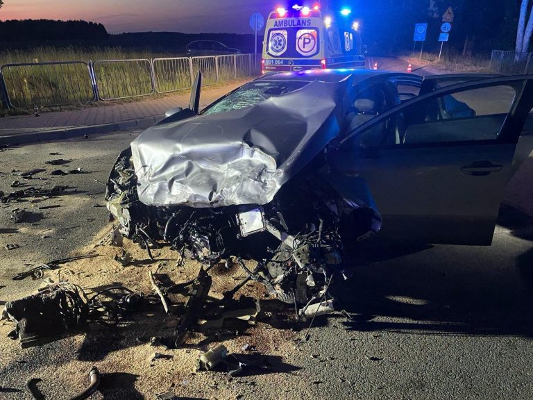 Rozbity samochód po zderzeniu na drodze w pobliżu Piotrowca, wypadek o godzinie 21:30.
