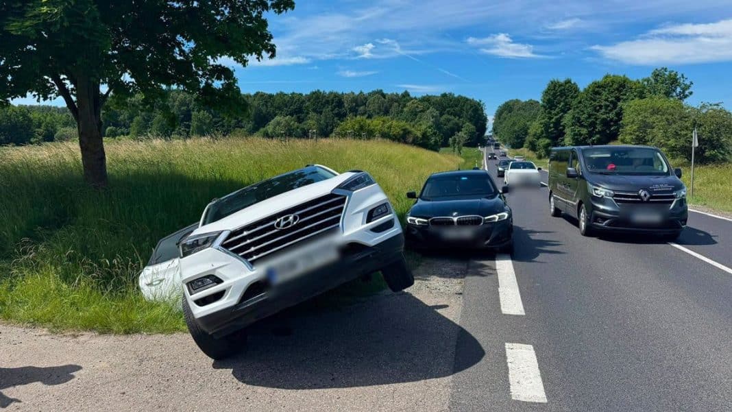 Samochód wypadł z drogi i zatrzymał się na poboczu, na DK16, wśród innych pojazdów.