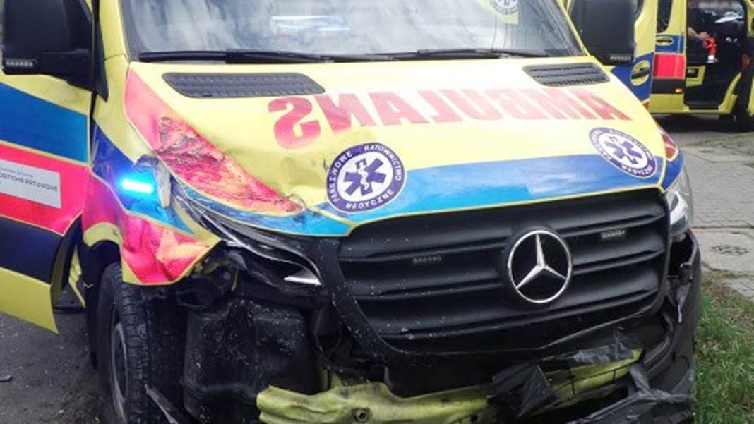 Uszkodzony ambulans pogotowia na ulicy w centrum Olsztyna po wypadku, z widocznymi uszkodzeniami z przodu pojazdu.
