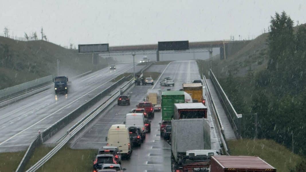 Korek na drodze S7 w kierunku Warszawy po wypadku, zablokowany pas ruchu, pojazdy stoją w korku.