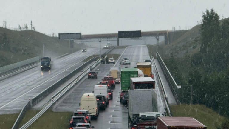 Korek na drodze S7 w kierunku Warszawy po wypadku, zablokowany pas ruchu, pojazdy stoją w korku.