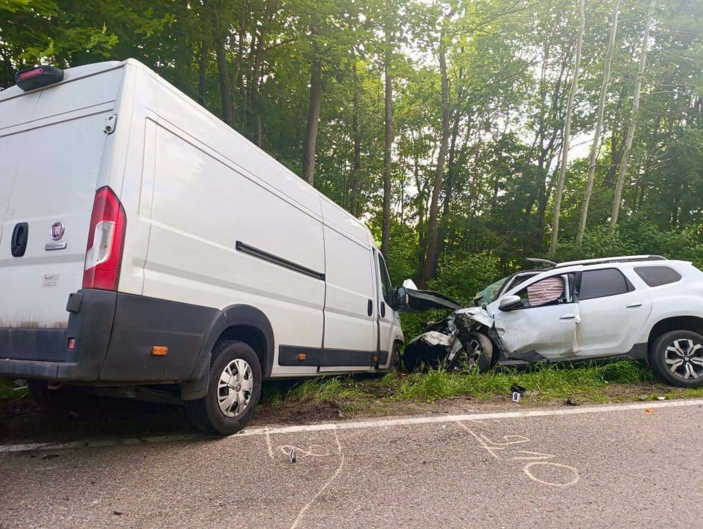 Rozbite samochody na drodze krajowej nr 16 po czołowym zderzeniu, zablokowany pas ruchu.