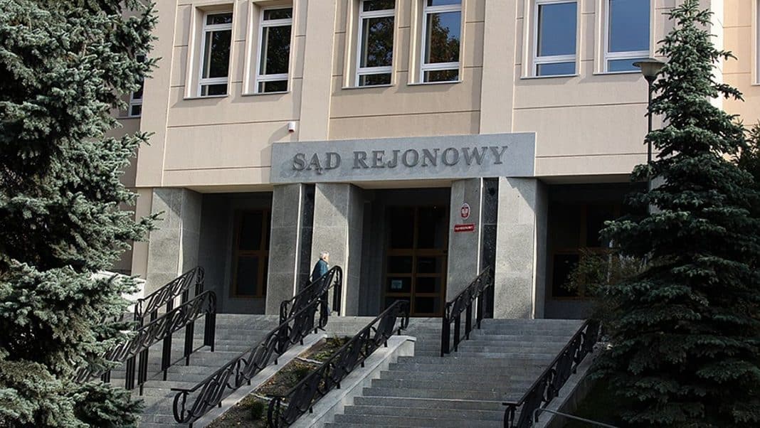 Budynek Sądu Rejonowego w Olsztynie z napisem na fasadzie.