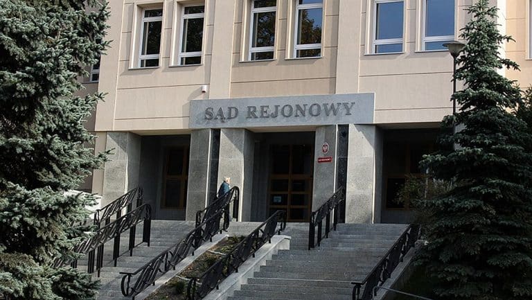 Budynek Sądu Rejonowego w Olsztynie z napisem na fasadzie.