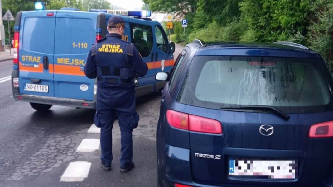 Strażnicy miejscy zatrzymują nietrzeźwego mężczyznę za kierownicą Mazdy na ulicy w Olsztynie.