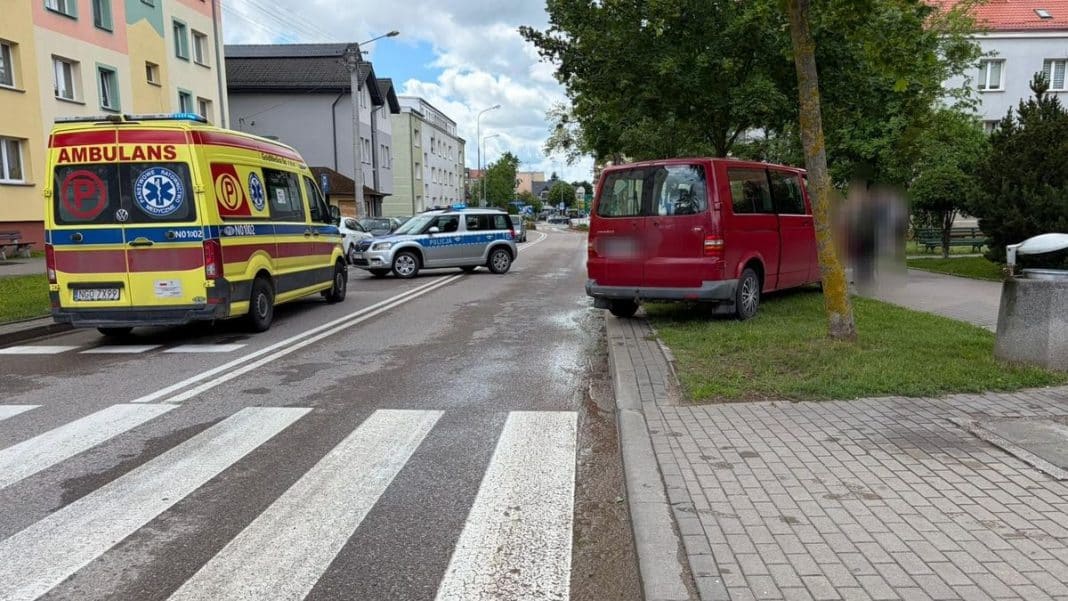 Miejsce zdarzenia na przejściu dla pieszych z karetką, radiowozami i pojazdami na ulicy w mieście.