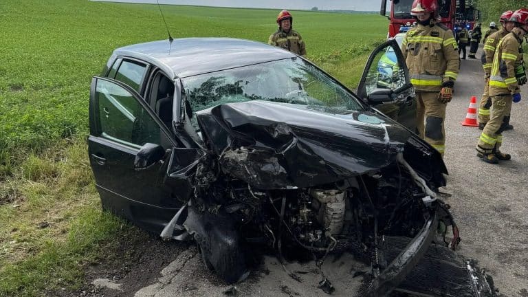 Rozbity samochód po wypadku na drodze, kierująca trafiła do szpitala.
