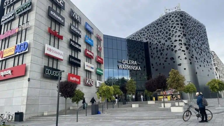 Widok na zewnętrzną część Galerii Warmińskiej z logo marki Beverly Hills Polo Club na fasadzie.