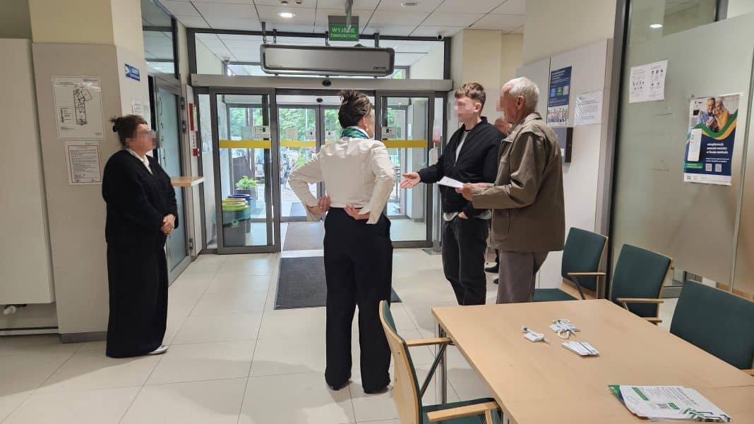 Pracownicy i klienci w olsztyńskim oddziale ZUS podczas strajku ostrzegawczego.