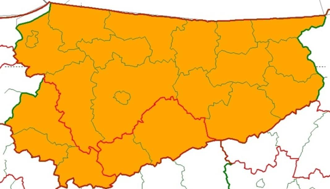 Mapa województwa warmińsko-mazurskiego z oznaczeniem stref zagrożenia upałami.