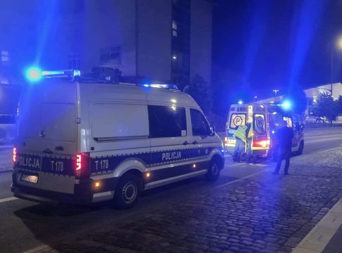 Na jezdni przy dworcu Olsztyn Główny leży mężczyzna, wokół służby ratunkowe z włączonymi sygnałami świetlnymi.