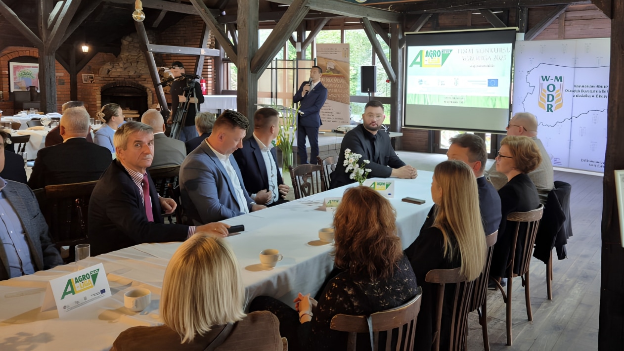Spotkanie podczas wydarzenia AGROLIGA 2026 na Warmii i Mazurach, uczestnicy siedzą przy stole, słuchają prezentacji.