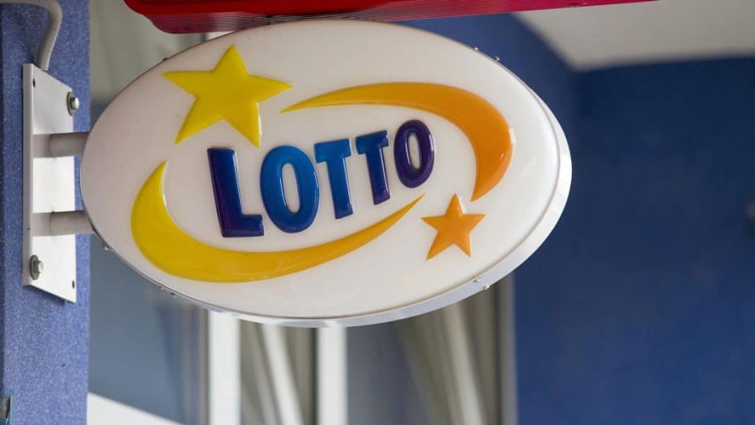 Zbliżenie na znak Lotto na stacji paliw w Olsztynie.