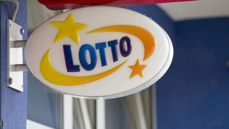 Zbliżenie na znak Lotto na stacji paliw w Olsztynie.