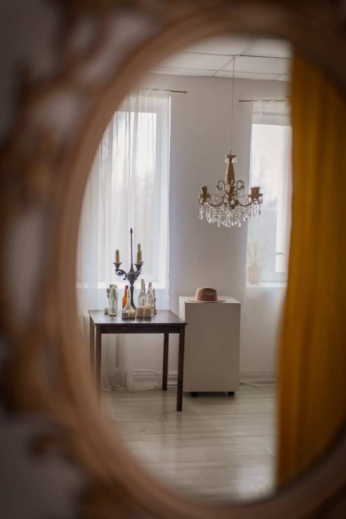 Lustro na wymiar czy gotowy model? Co wziąć pod uwagę przed montażem