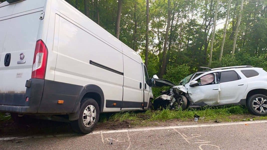 Rozbite samochody na drodze krajowej nr 16 po czołowym zderzeniu, zablokowany pas ruchu.
