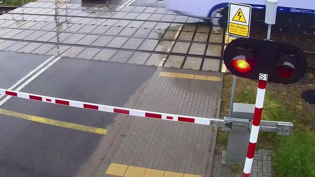 Samochód Fiat wjechał na tory kolejowe przy opuszczających się rogatkach, za barierką i sygnalizatorem.