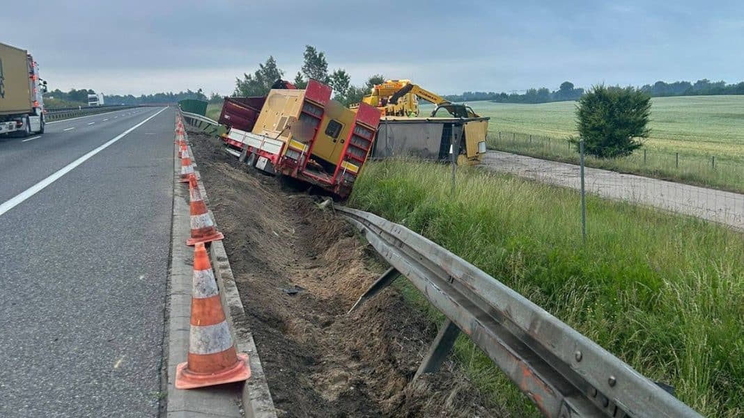 Ciężarówka wypadła z drogi na S7 po awarii opony, leżąc na poboczu i uszkadzając barierki ochronne.