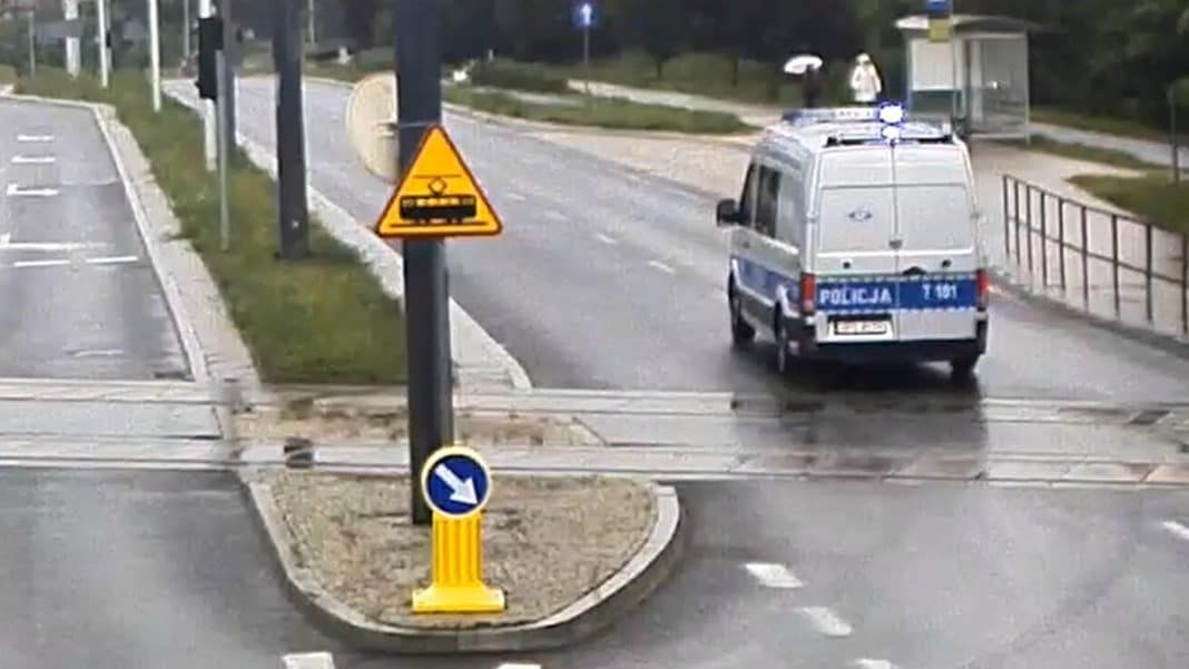 Policja na ulicy Płoskiego w Olsztynie, widoczny patrol policyjny na miejscu zdarzenia.