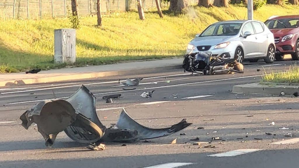 Rozbity motocykl i uszkodzony samochód na skrzyżowaniu ulic w Olsztynie po wypadku.