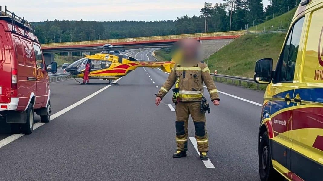Wypadek na S7 z udziałem trzech pojazdów i śmigłowca LPR, na drodze w kierunku Warszawy.
