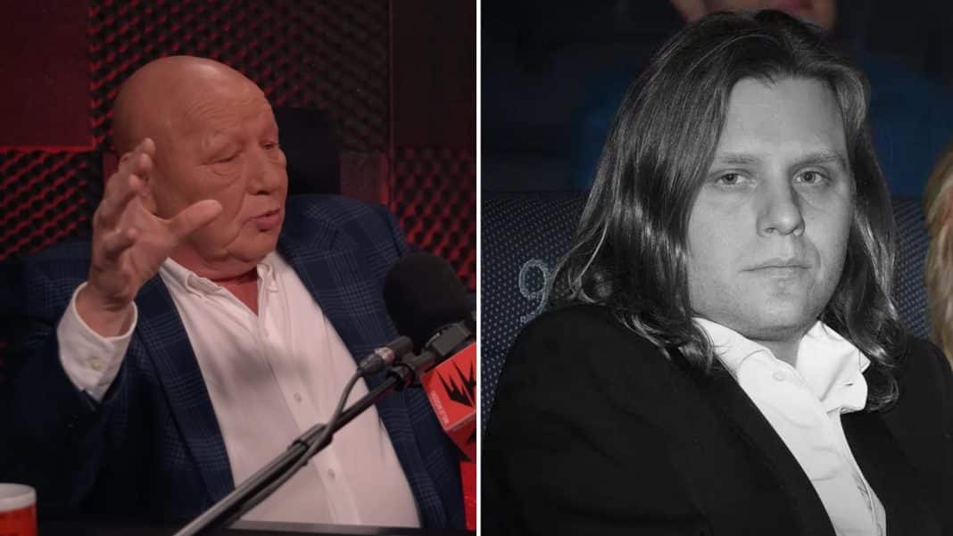 Zdjęcie przedstawia Krzysztofa Jackowskiego podczas rozmowy, obok jego zdjęcie w czerni i bieli.
