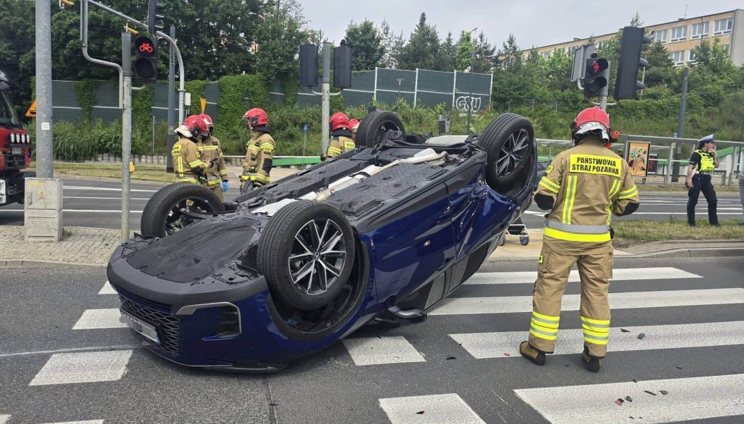 Samochód dachował na skrzyżowaniu w Olsztynie, na miejscu pracują strażacy i policja.