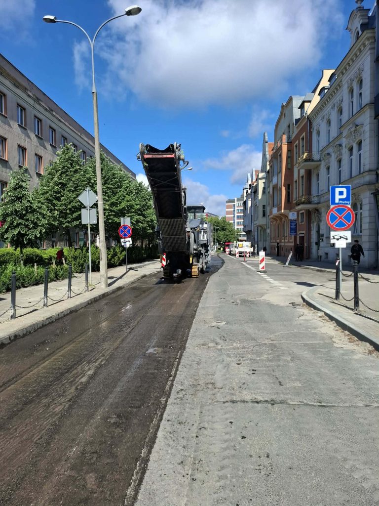 Robot drogowy układa asfalt na ulicy Mickiewicza w centrum Olsztyna podczas remontu.