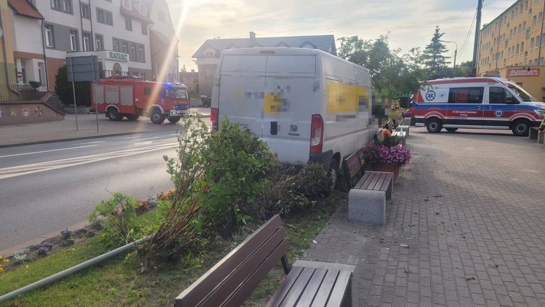 Samochód dostawczy zjechał na pas zieleni, uszkodził rośliny i znak drogowy w centrum Orzysza.