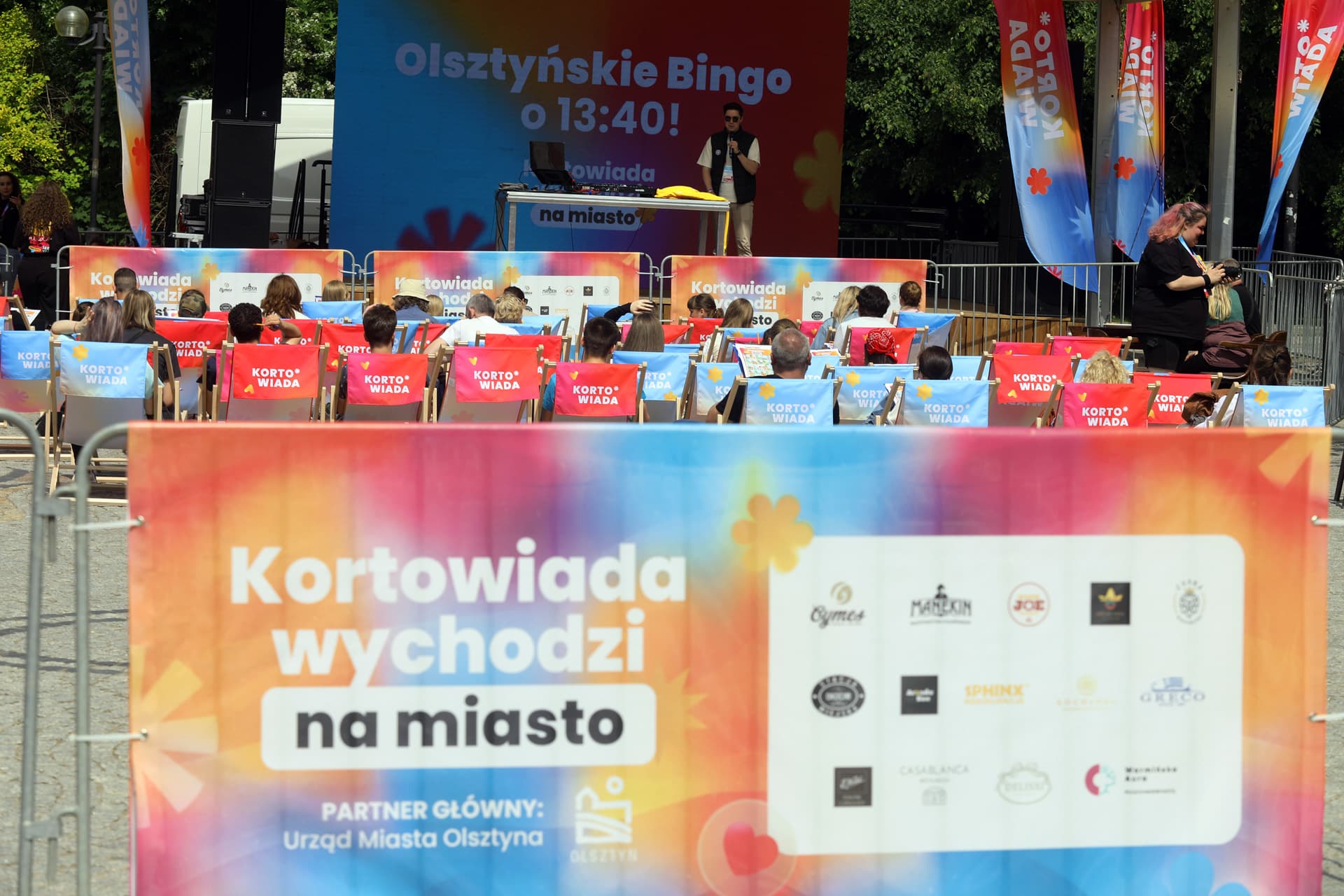Widownia na plenerowym wydarzeniu z retransmisjami koncertów i bingo na Targu Rybny w Olsztynie.