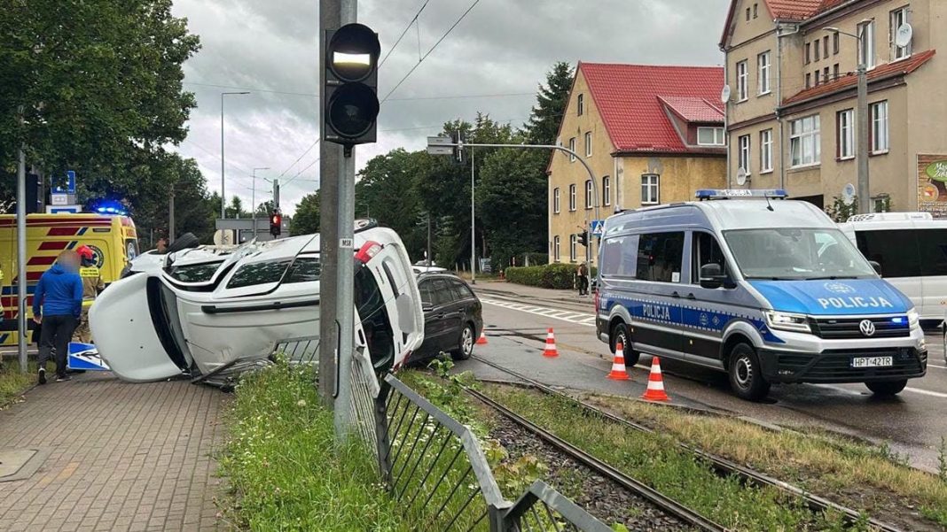 Samochód Dacia przewrócił się na bok przy torowisku po kolizji na skrzyżowaniu w Elblągu.