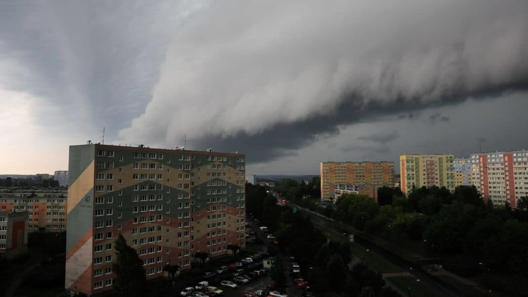 Ciemne, groźnie wyglądające chmury nad blokami mieszkalnymi na Warmii i Mazurach.