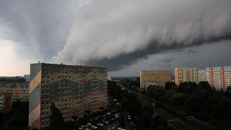 Ciemne, groźnie wyglądające chmury nad blokami mieszkalnymi na Warmii i Mazurach.