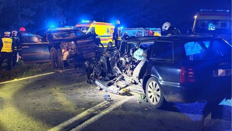Wypadek na drodze krajowej nr 58 z udziałem trzech samochodów, służby ratunkowe na miejscu, w tym karetka i policja.