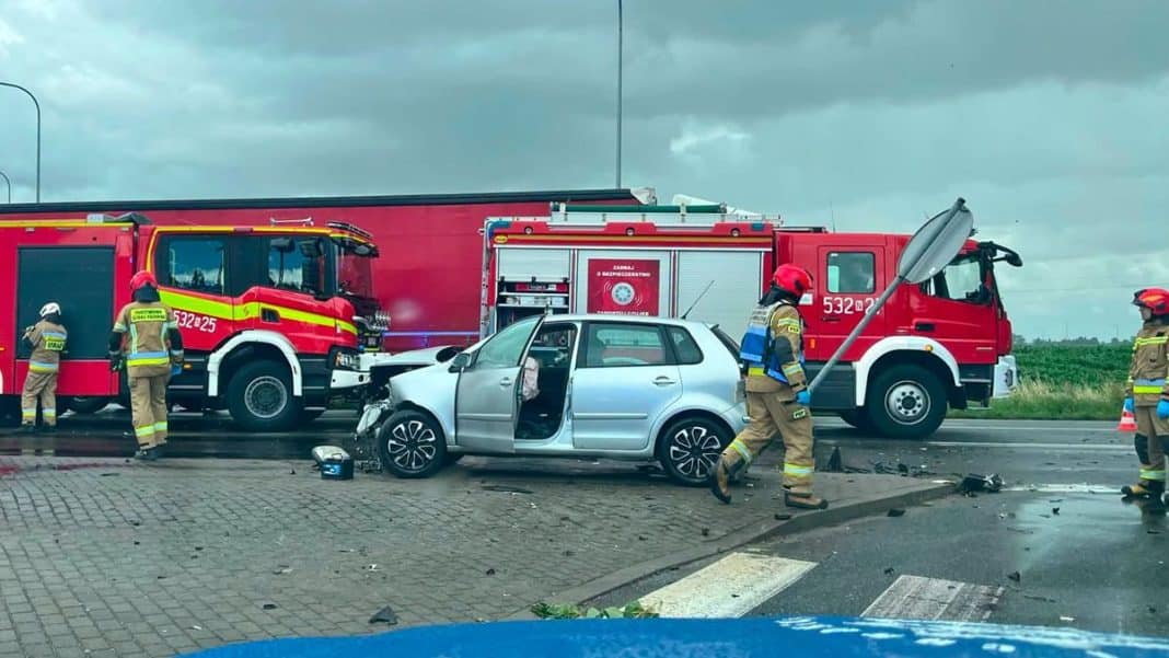 Wypadek na skrzyżowaniu dróg wojewódzkich w Małdytach, z udziałem osobówki i ciężarówki, na miejscu straż pożarna.