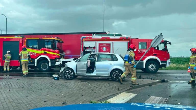 Wypadek na skrzyżowaniu dróg wojewódzkich w Małdytach, z udziałem osobówki i ciężarówki, na miejscu straż pożarna.