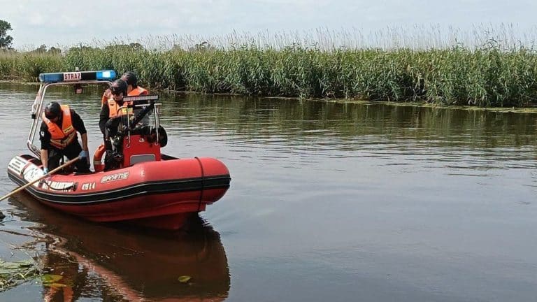 Strażacy wyciągają ciało mężczyzny z rzeki Pasłęki w Braniewie.