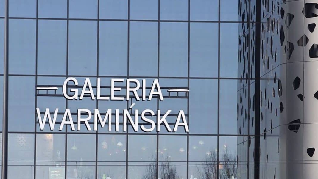 Widok na nowo otwarty sklep marki odzieżowej w Galerii Warmińskiej w Olsztynie, z dużym napisem na fasadzie.