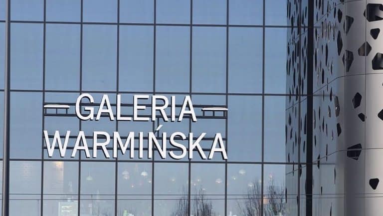 Widok na nowo otwarty sklep marki odzieżowej w Galerii Warmińskiej w Olsztynie, z dużym napisem na fasadzie.