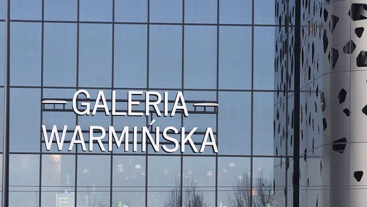 Widok na nowo otwarty sklep marki odzieżowej w Galerii Warmińskiej w Olsztynie, z dużym napisem na fasadzie.