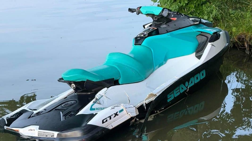 Uszkodzona motorówka typu Sea-Doo na jeziorze Ukiel, częściowo zanurzona w wodzie.