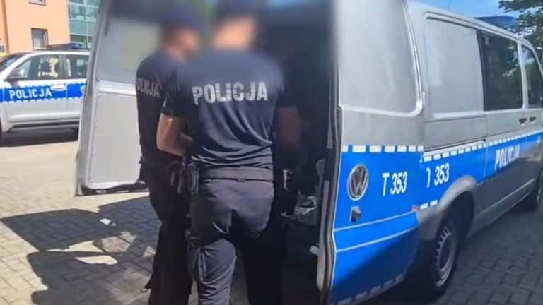 Policjanci otaczają ciało wyłowione z rzeki Pasłęki, widoczne na tle miejskiej okolicy.