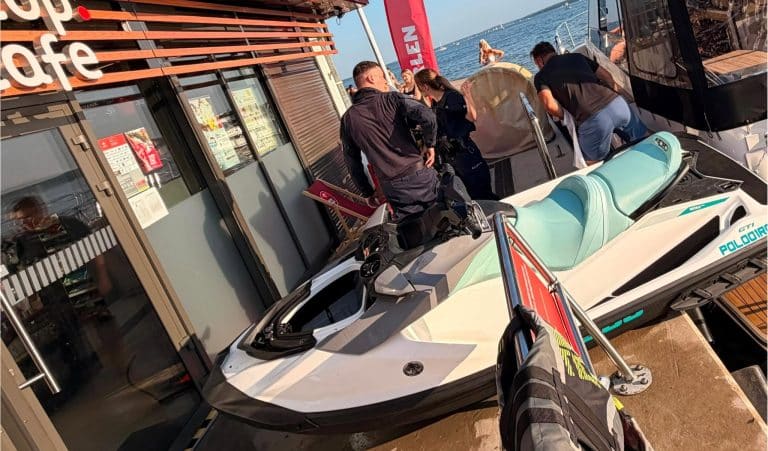 Skuter wodny uderzył w budynek stacji paliw w Giżycku, na miejscu interweniowały służby ratunkowe.