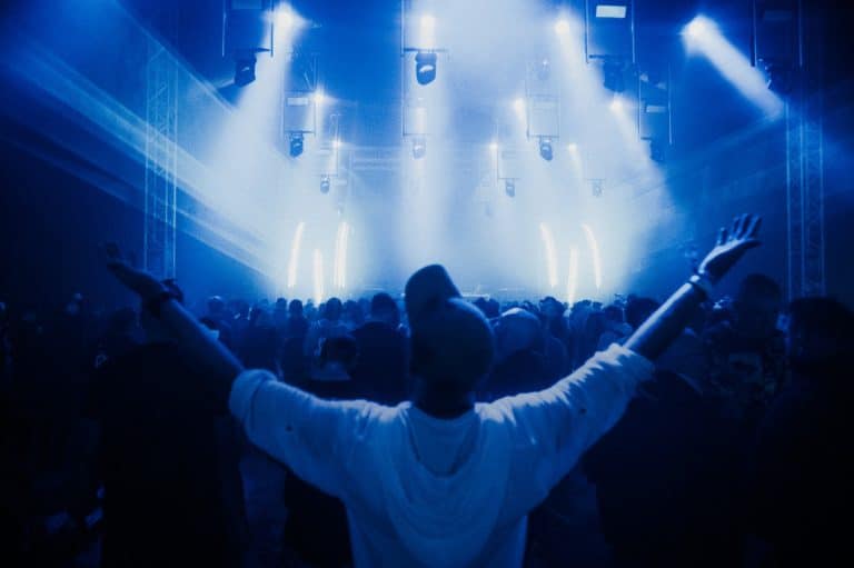 Widok na scenę festiwalu Audioriver z oświetleniem i tłumem ludzi na parkiecie.