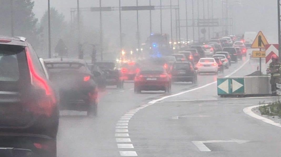 Korek na drodze S7 w kierunku Warszawy po zderzeniu trzech samochodów, widoczne utrudnienia i ruch jednym pasem.