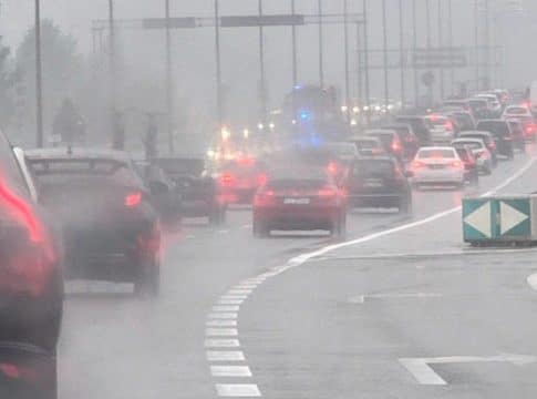 Korek na drodze S7 w kierunku Warszawy po zderzeniu trzech samochodów, widoczne utrudnienia i ruch jednym pasem.