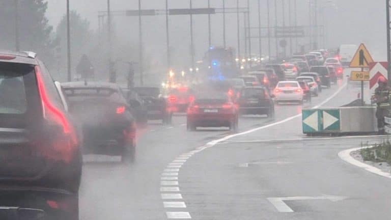 Korek na drodze S7 w kierunku Warszawy po zderzeniu trzech samochodów, widoczne utrudnienia i ruch jednym pasem.