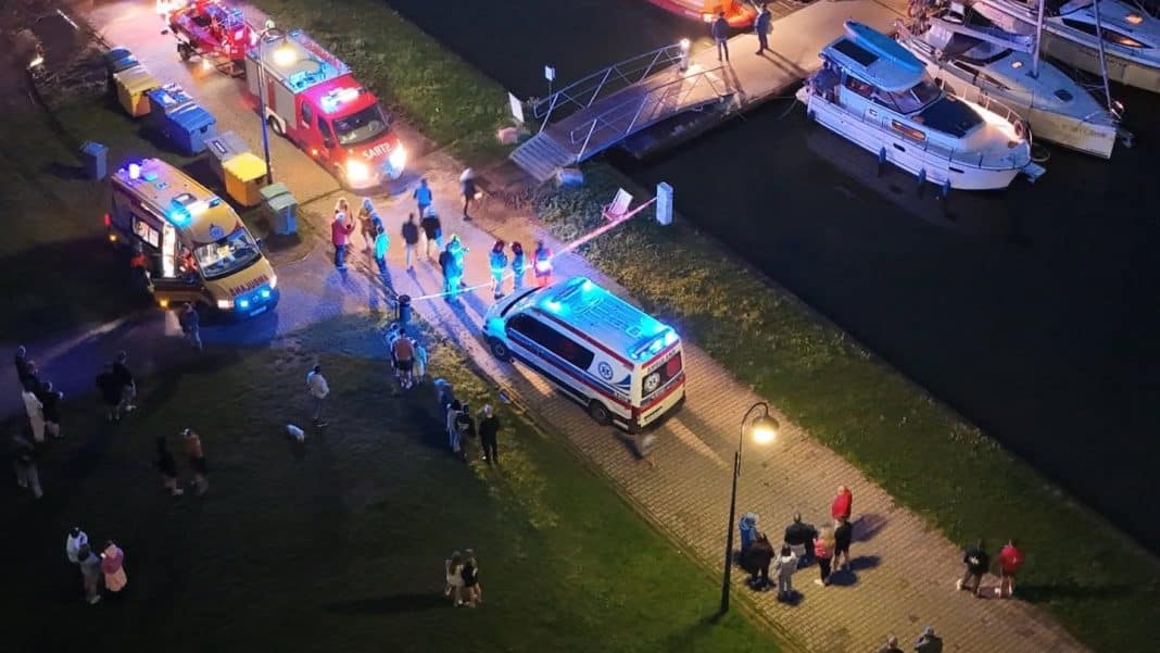 Widok na port z ratownikami i służbami medycznymi po wybuchu gazu na łodzi.
