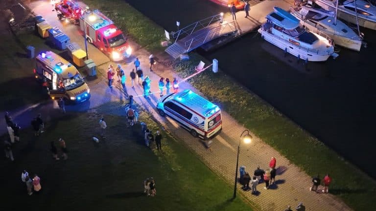 Widok na port z ratownikami i służbami medycznymi po wybuchu gazu na łodzi.